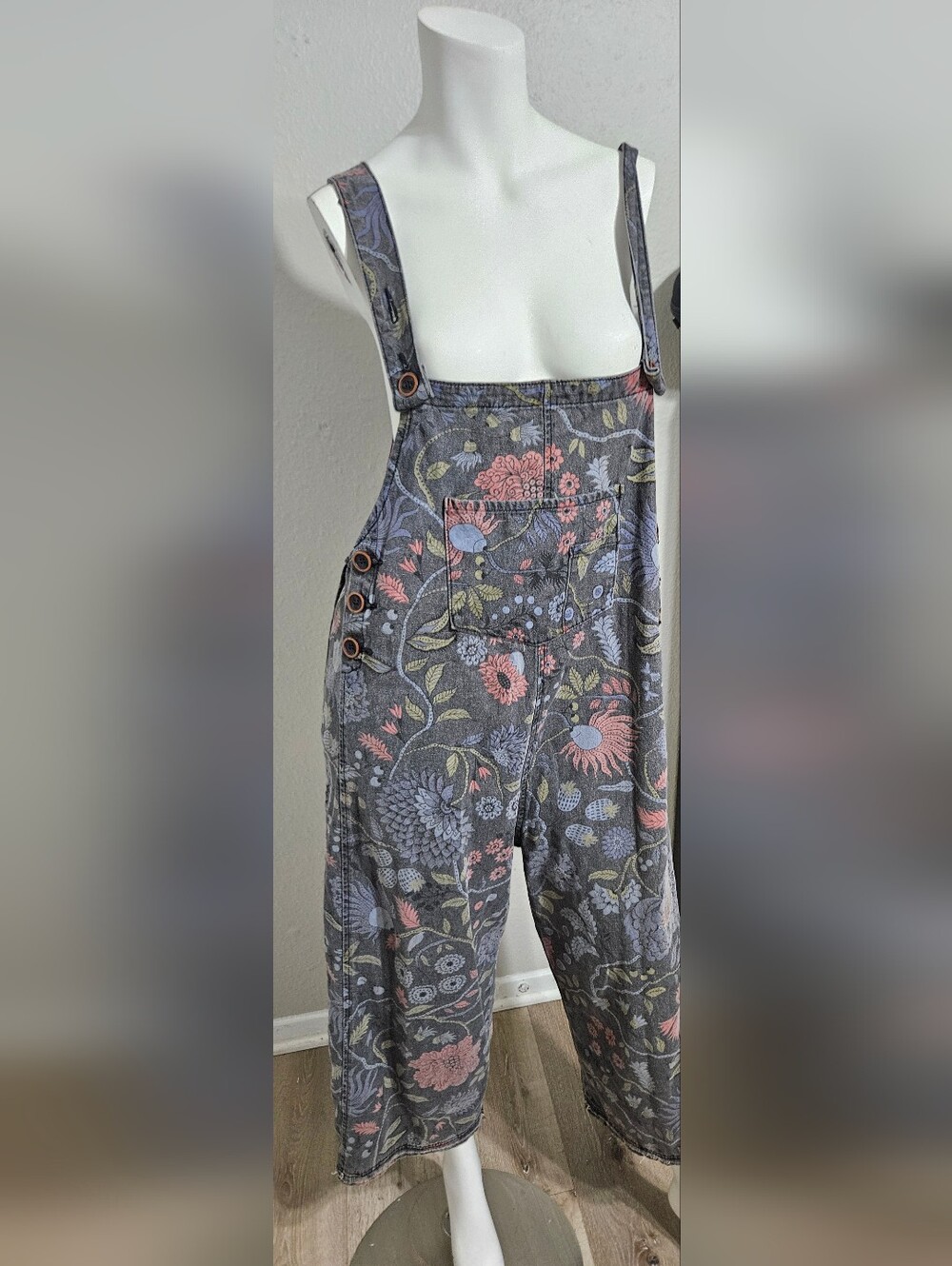 Easel High Hopes Slouchy Denim Overalls in Floral Black Denim Size Medium - Picture 10 of 10